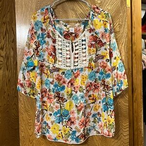 Lavish Flower & Butterfly Lightweight Sheer 3/4 Sleeve Top Size M